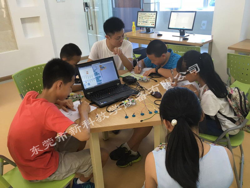 <a href='http://www.brianstaruk.com' target='1' style='font-size:14px; font-weight:bold; color:#0080ff;'>創客實驗室</a>