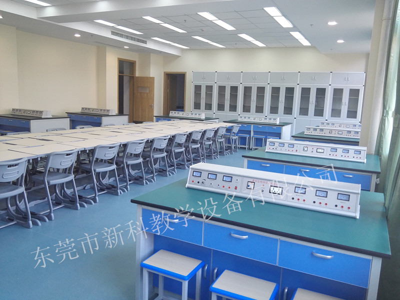 <a href='http://www.brianstaruk.com/' target='1' style='font-size:14px; font-weight:bold; color:#0080ff;'>物理實驗室</a>教室