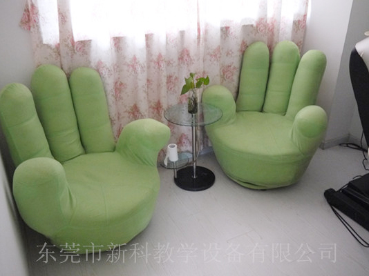 學校<a href='http://www.brianstaruk.com' target='1' style='font-size:14px; font-weight:bold; color:#0080ff;'>心理咨詢室</a>布置