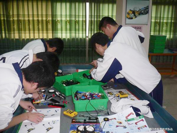 <a href='http://www.brianstaruk.com/chanpin/60-1.html' target='1' style='font-size:18px; font-weight:bold; color:#000000;'>機器人功能室</a>2